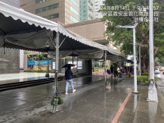 台北帳篷出租安全性-支柱沙包配重固定-雨天遮蔽空間實績-鴻揚展覽.jpg