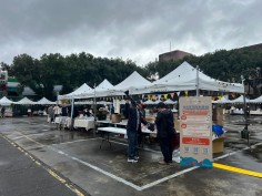 大溪登龍路市集-快速帳搭配氛圍燈串與攤位桌椅規劃-鴻揚展覽.jpg
