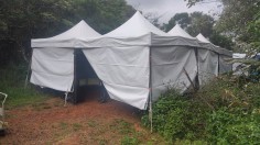 鴻揚展覽於桃園龜山中坑茶園完成電影拍攝劇組休息區搭設，畫面展示連續搭建的 3 米快速帳篷，並全面安裝防雨防風白色圍布與預留人員出入口