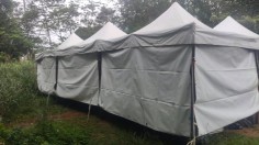 鴻揚展覽在桃園龜山中坑茶園草地現場，連棟搭建多頂防風防雨快速帳篷，搭配全封閉式白色圍布規劃，打造高隱密性的電影拍攝劇組休息空間
