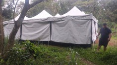 鴻揚展覽於桃園龜山戶外山區，連棟搭建多頂尖頂快速帳篷，並使用專業防雨防風白色圍布完全包覆，提供影視劇組大面積的活動雨天備案空間