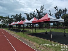 桃園戶外運動會校園場地規劃之紅白快速帳篷沿跑道整齊排列搭設
