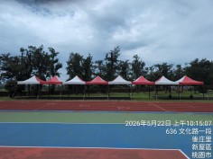 桃園新屋區國小70週年校慶暨運動會活動操場旁多頂紅白快速帳篷搭設全景