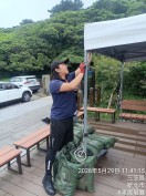 陽明山活動帳篷租用-施工師傅進行快速帳防風拉繩固定作業