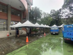 大同國小穿堂前-鴻揚工程貨車進場與帳篷搭設