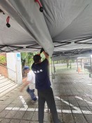 鴻揚施工團隊現場調整-阿里山帳導水布無縫施工