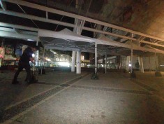 新竹巨城空橋迴廊下連棟快速帳夜間施工