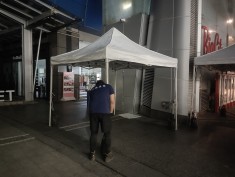 新竹巨城SOGO入口旁戶外活動快速帳搭建