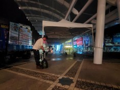 新竹巨城大空橋夜間施工-施工人員綁沙包配重