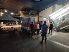 新竹巨城公益活動夜間施工-施工人員卸貨