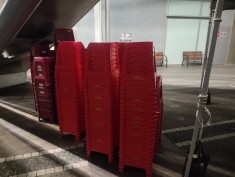 新竹巨城公益活動備料-大量紅色塑膠椅租用
