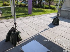 桃園蘆竹購物中心-市集帳篷支柱與防風加重沙包特寫